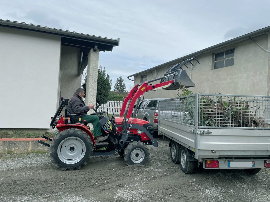 Tracteur qui ramasse des déchets verts