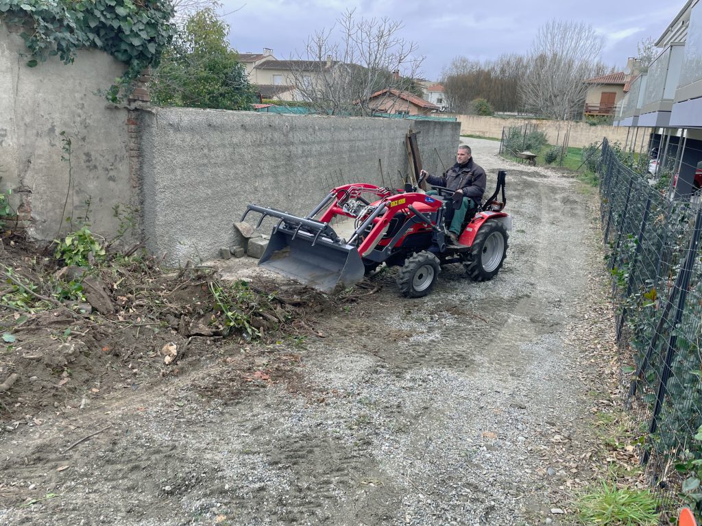 Piste d'accès avec un tracteur